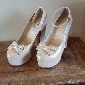 Rue & Rouge Champagne Rose Sparkly Pump